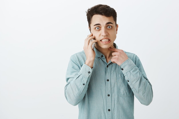 Ragazzo carino nervoso e turbato in camicia alla moda