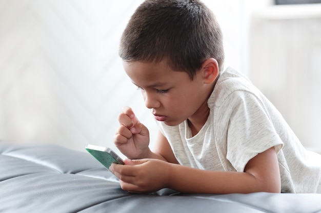 Ragazzo carino utilizzando smartphone