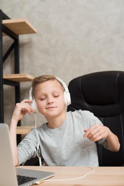 Ragazzo che ascolta la musica in ufficio