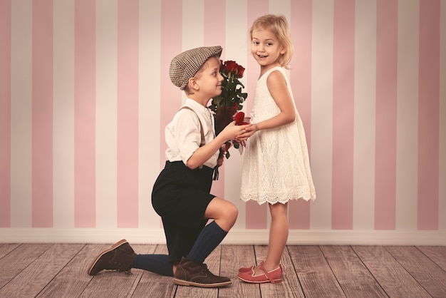 Ragazzo che aspetta la risposta dalla sua bambina