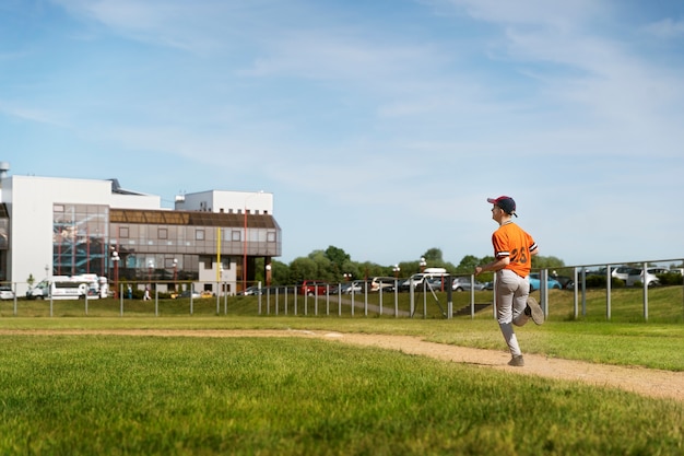 Ragazzo che corre sul campo pieno