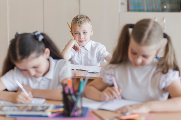 Ragazzo che esamina le ragazze a lezione