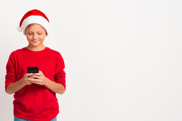 Ragazzo che esamina lo spazio della copia del telefono