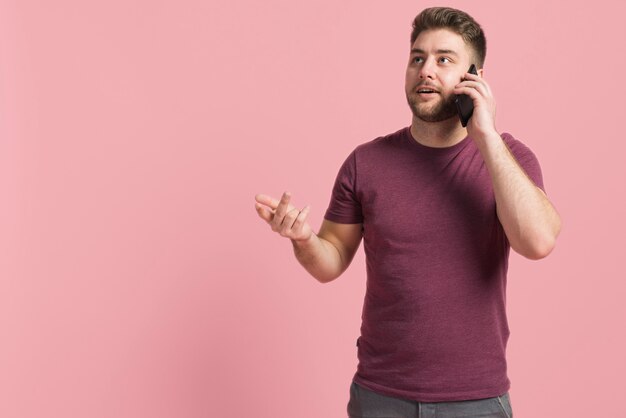 Ragazzo che esprime la sua felicità