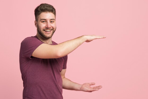 Ragazzo che esprime la sua felicità