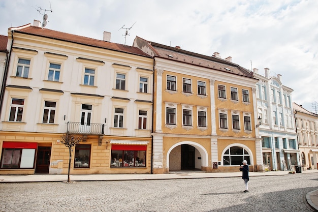 Ragazzo che fa foto per telefono nella storica Mikulov Moravia Repubblica Ceca Vecchia città europea