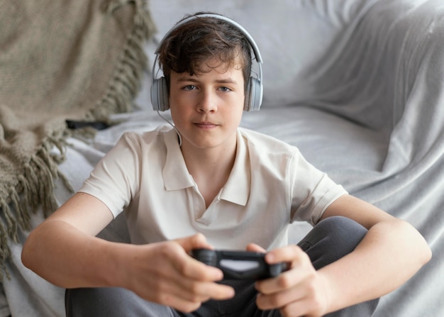 Ragazzo che gioca videogioco a casa