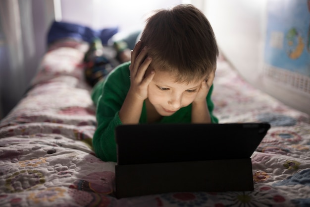 Ragazzo che guarda film sul tablet