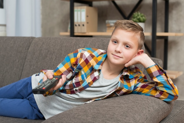 Ragazzo che guarda la tv sul divano