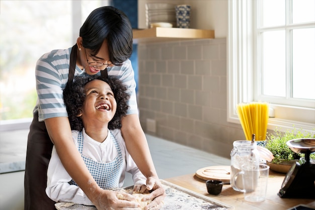 Ragazzo che impara a cucinare con sua madre