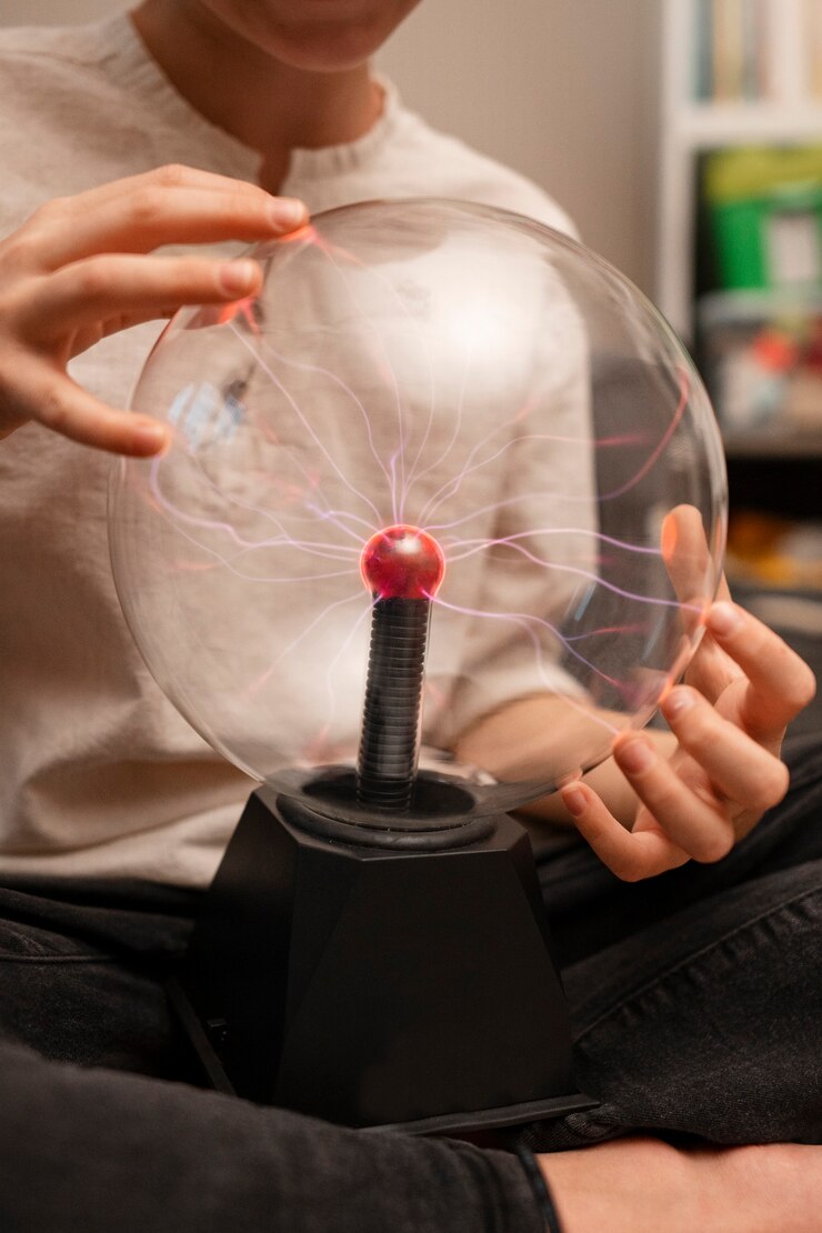 Foto gratuito ragazzo che interagisce con una palla di plasma