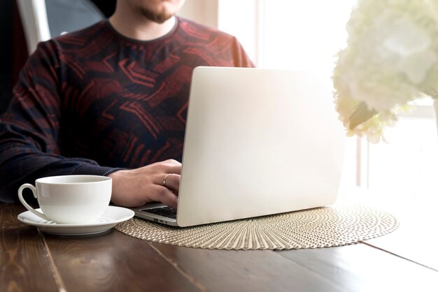 Ragazzo che lavora al computer portatile grigio