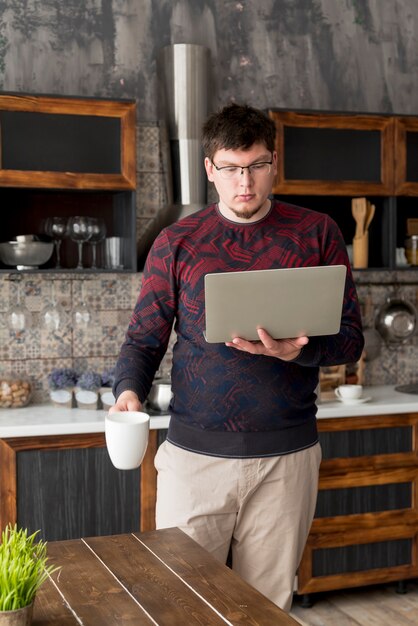 Ragazzo che lavora al computer portatile grigio