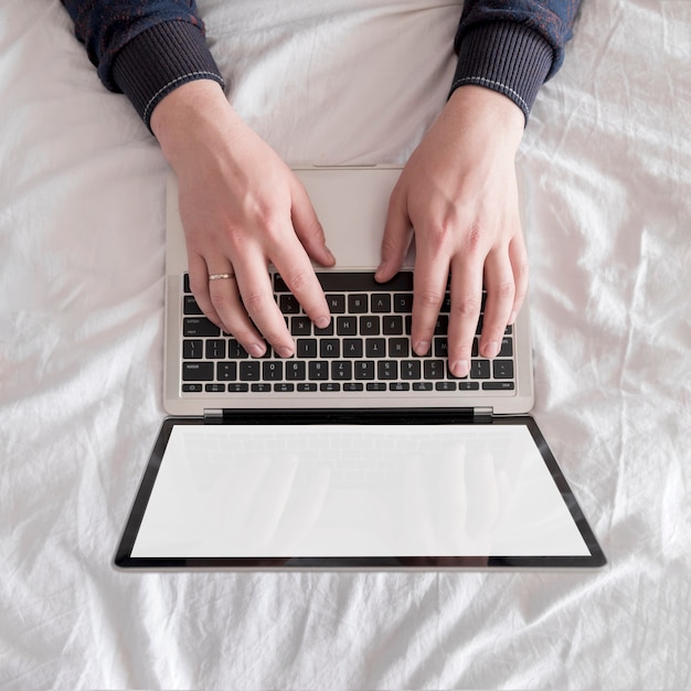 Ragazzo che lavora al computer portatile grigio