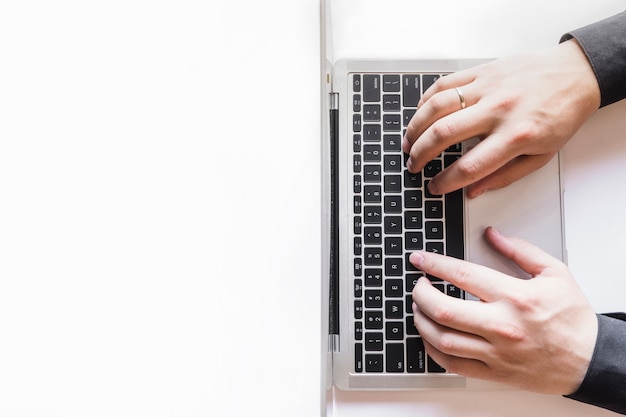 Ragazzo che lavora al computer portatile grigio