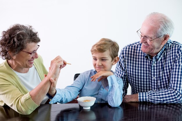 ragazzo che mangia bambino nonna femminile