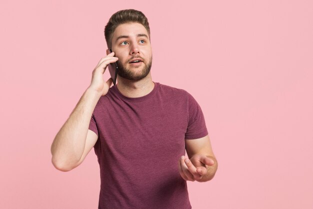 Ragazzo che per mezzo del telefono cellulare