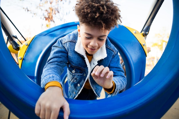 Ragazzo che si diverte al parco giochi