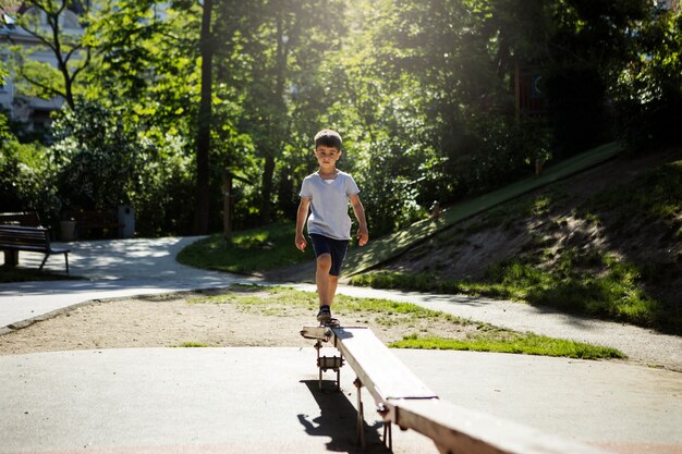 Ragazzo che si diverte nel parco giochi