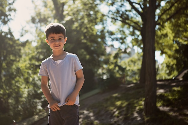 Ragazzo che si diverte nel parco giochi