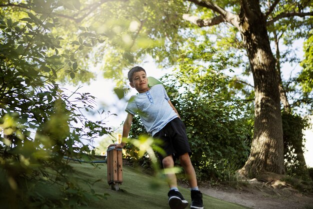 Ragazzo che si diverte nel parco giochi