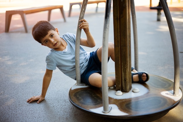 Ragazzo che si diverte nel parco giochi