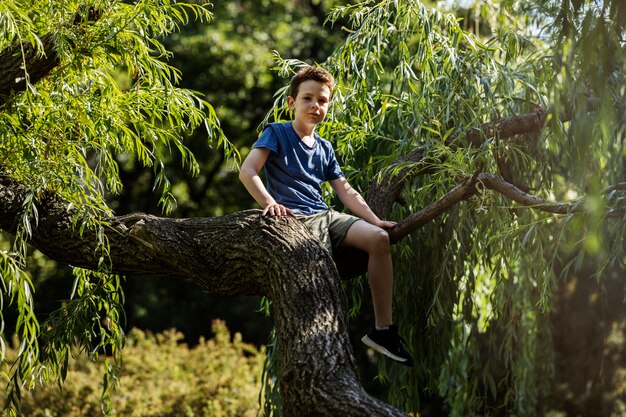 Ragazzo che si diverte nel parco giochi