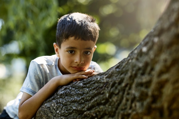 Ragazzo che si diverte nel parco giochi