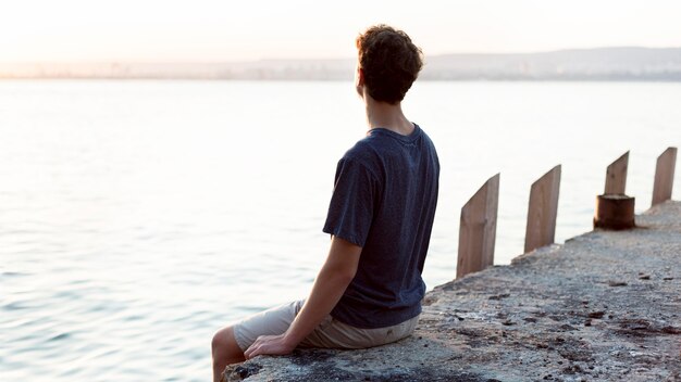 Ragazzo che si rilassa e che trascorre tempo in mare