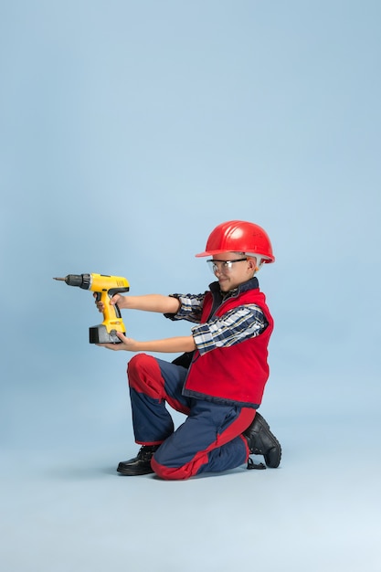 Ragazzo che sogna la futura professione di ingegnere