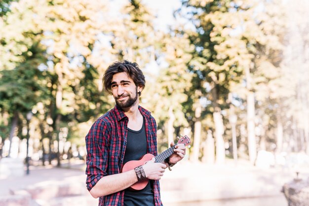 Ragazzo che suona l&#39;ukelele