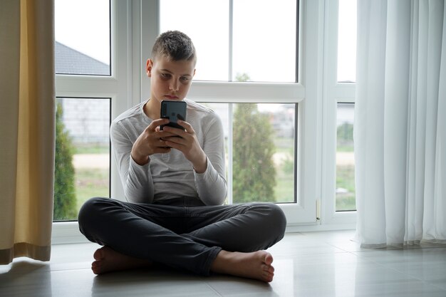 Ragazzo che tiene smartphone pieno colpo