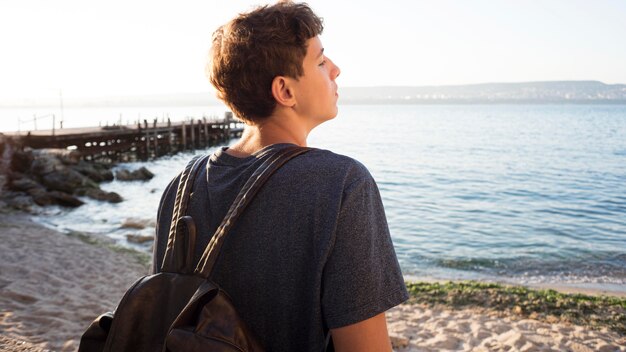 Ragazzo che trascorre del tempo in natura