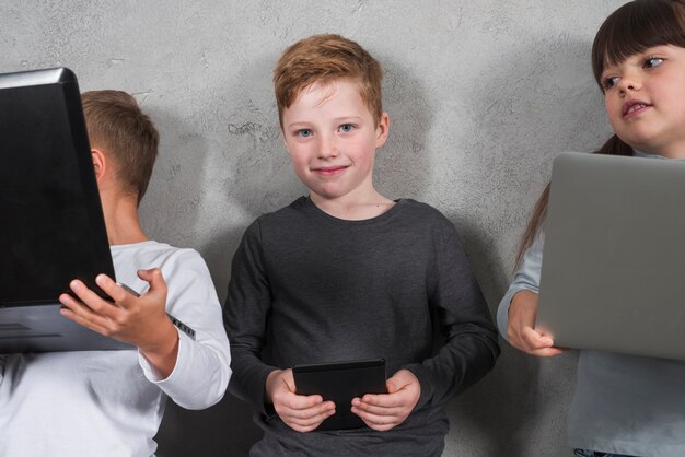 Ragazzo che utilizza dispositivi elettronici