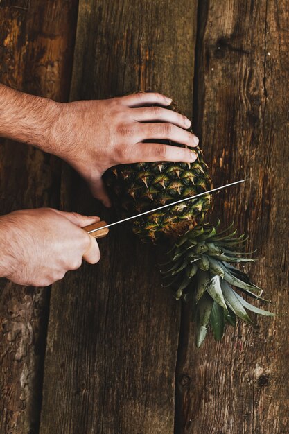 Ragazzo con ananas