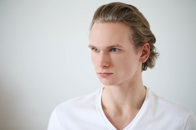 Ragazzo con capelli biondi e camicia bianca