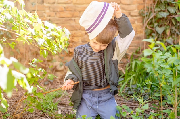 Ragazzo con cappello all'aperto