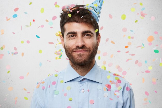 Ragazzo con cappello da festa e coriandoli