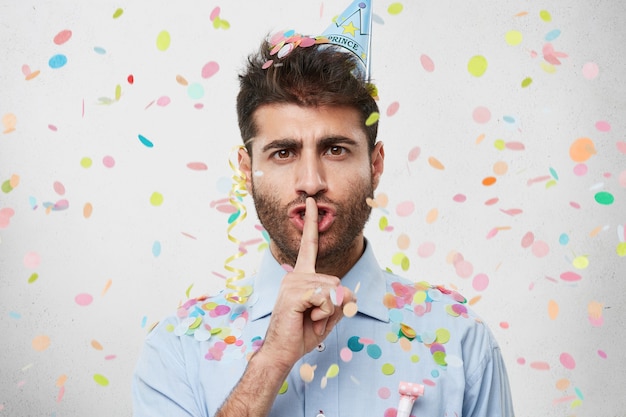 Ragazzo con cappello da festa e coriandoli