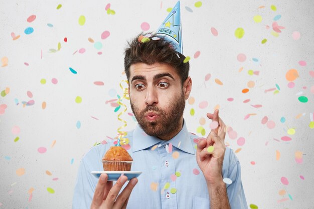 Ragazzo con cappello da festa e coriandoli