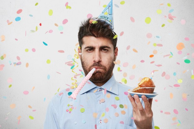 Ragazzo con cappello da festa e coriandoli