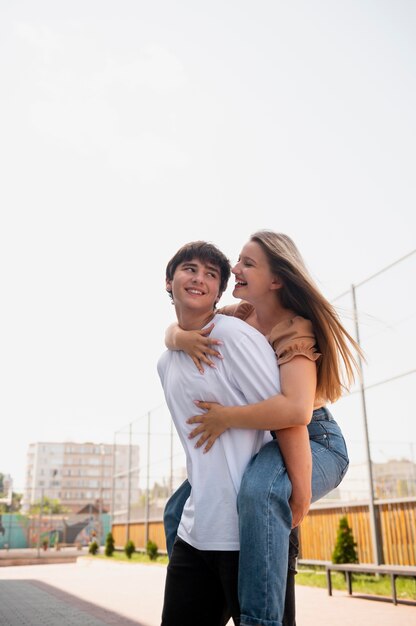 Ragazzo con colpo medio che tiene ragazza