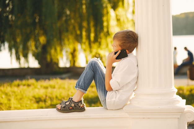 ragazzo con il telefono