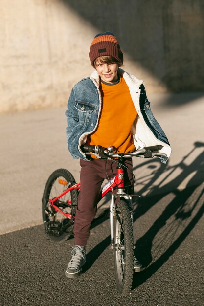 Ragazzo con la sua bici all'aperto in città