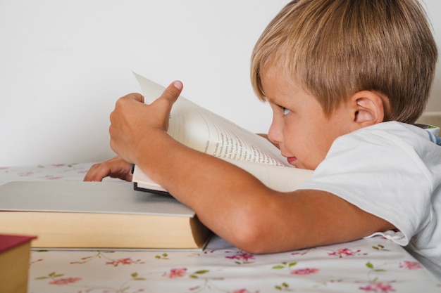 Ragazzo con libro che guarda lontano