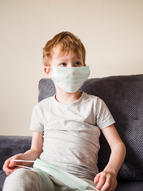 Ragazzo con maschera a casa