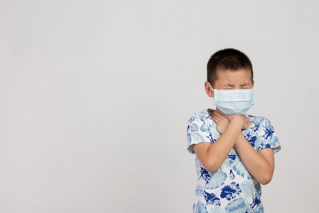 ragazzo con maschera in posa su sfondo bianco