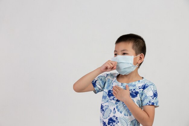 ragazzo con maschera in posa su sfondo bianco