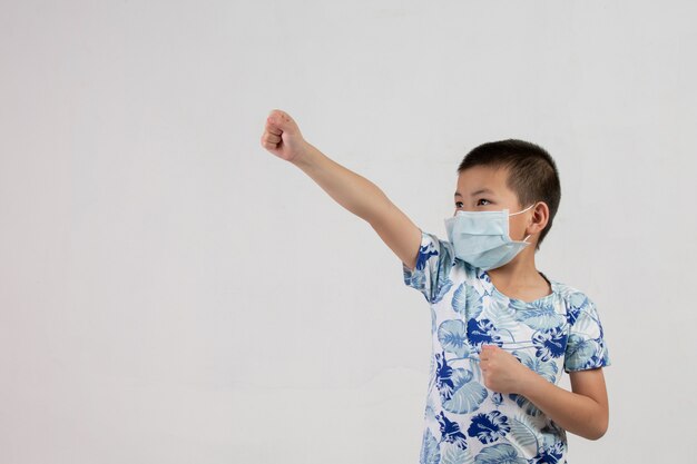 ragazzo con maschera in posa su sfondo bianco