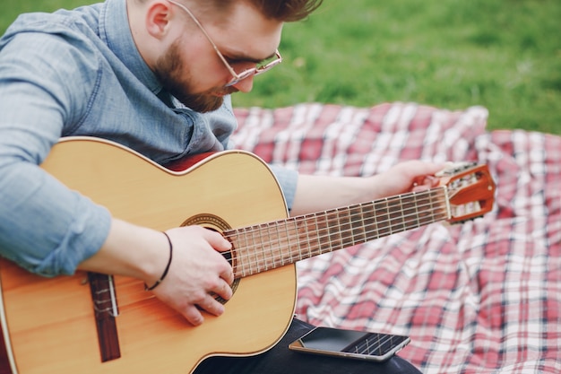 Ragazzo con una chitarra